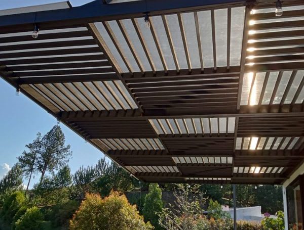 Pérgola en policarbonato con difusores en madera